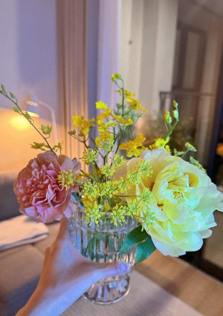 Những bình hoa ngọt ngào tạo sự tươi mới và niềm vui trong ngôi nhà. Người đẹp VTV đã tự tay cắm hoa để thắp sáng không gian.