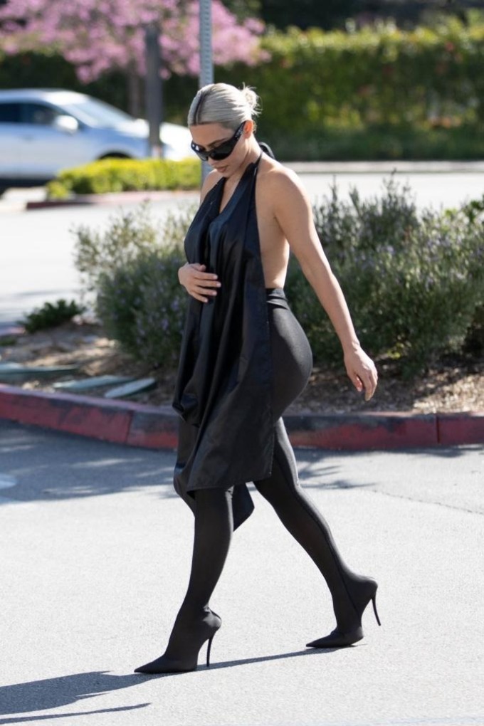 Kim Kardashian mặc áo tạp dề, không nội y, trên phố hôm 25/5. Ảnh: Backgrid