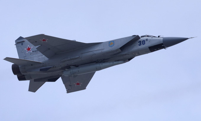 Tiêm kích MiG-31 Nga mang tên lửa Kinzhal trên bầu trời thủ đô Moskva hồi tháng 5/2022. Ảnh: Reuters