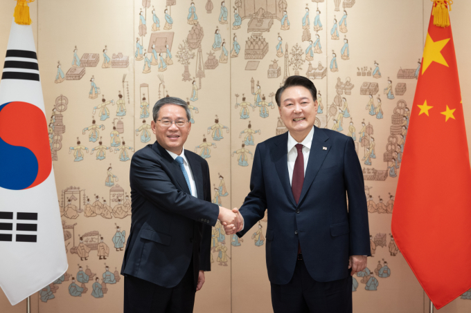 Tổng thống Hàn Quốc Yoon Suk-yeol (phải) gặp Thủ tướng Trung Quốc Lý Cường tại Seoul ngày 26/5. Ảnh: Yonhap