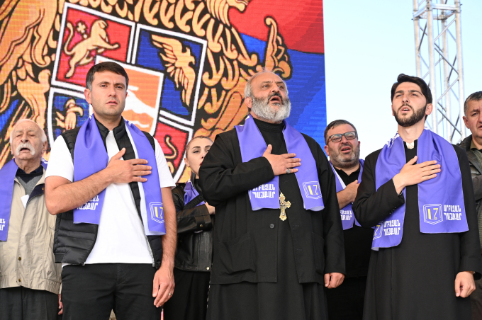 Tổng giám mục Bagrat Galstanyan (giữa) tại cuộc biểu tình tại thủ đô Yerevan, Armenia ngày 26/5. Ảnh: AFP