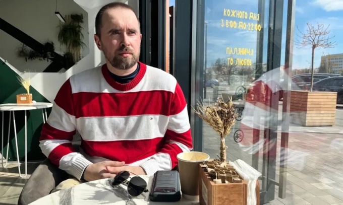 Ivan Tamashevich, cựu quân nhân Belarus từng chiến đấu cho lực lượng Ukraine, tại một quán cà phê ở Kiev. Ảnh: Al Jazeera