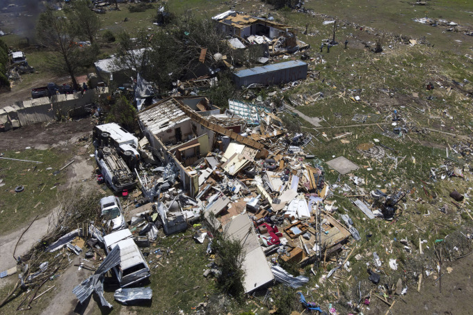 Nhà cửa đổ nát sau trận lốc xoáy ở Valley View, bang Texas ngày 26/5. Ảnh: AP