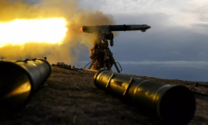 Binh sĩ Nga khai hỏa tên lửa chống tăng Kornet tại Ukraine hôm 19/3. Ảnh: RIA Novosti