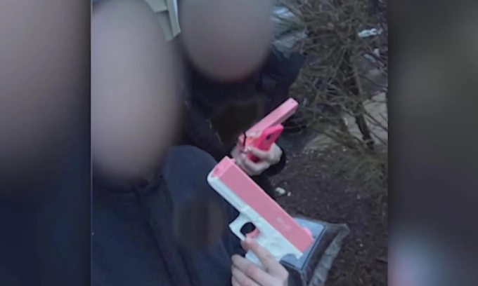 Hai thiếu niên dùng súng đồ chơi chơi sát thủ cấp cao ở Mỹ. Ảnh: NY Post