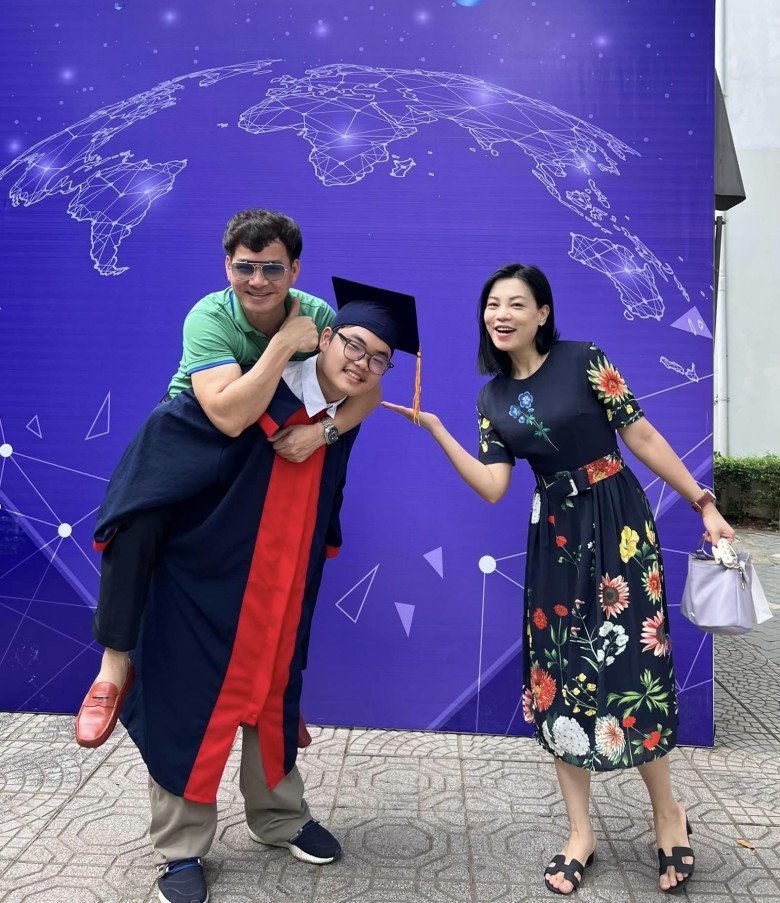 Xuân Bắc và vợ - Hồng Nhung vui vẻ chụp ảnh kỷ niệm tại buổi lễ trưởng thành của Bi Béo. Những nụ cười hạnh phúc thể hiện sự tự hào và niềm vui của cha mẹ dành cho đứa con trai thứ 2.