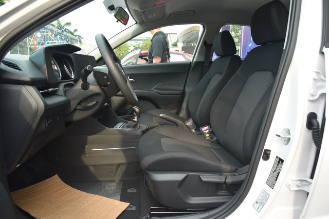 Chi tiết Hyundai Accent bản thấp nhất giá 439 triệu: Số sàn, đèn halogen, ghế nỉ, không màn hình giải trí- Ảnh 12.