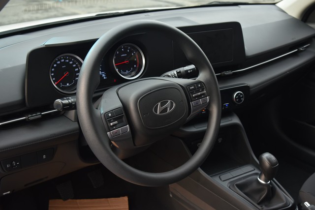 Chi tiết Hyundai Accent bản thấp nhất giá 439 triệu: Số sàn, đèn halogen, ghế nỉ, không màn hình giải trí- Ảnh 7.