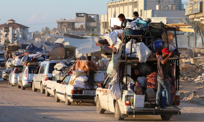 Dòng người Palestine sơ tán khỏi Rafah tới Khan Younis hôm 6/5. Ảnh: Reuters