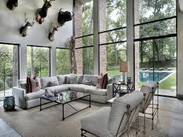 Tránh để hoa khô, các loại sừng, tranh mãnh thú ở phòng khách.