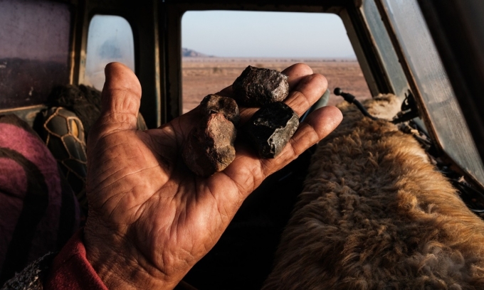 Bagouma cầm trên tay những viên đá ông cho là thiên thạch. Ảnh: Washington Post