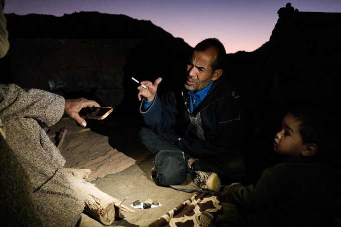 Lamine Henoun (giữa) kiểm tra những viên đá mà Bagouma mang đến. Ảnh: Washington Post