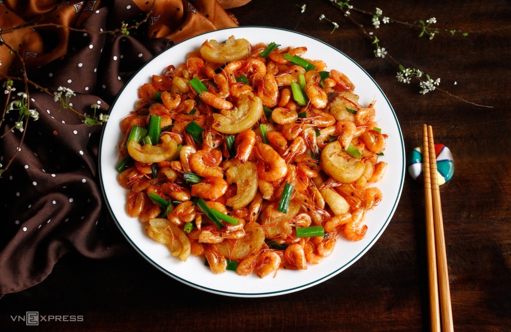 Tôm đồng rang tóp mỡ.