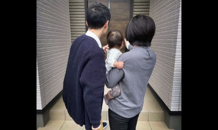 Vợ chồng Satsuki và Minato cùng con chung hồi tháng 3. Ảnh: Kyodo