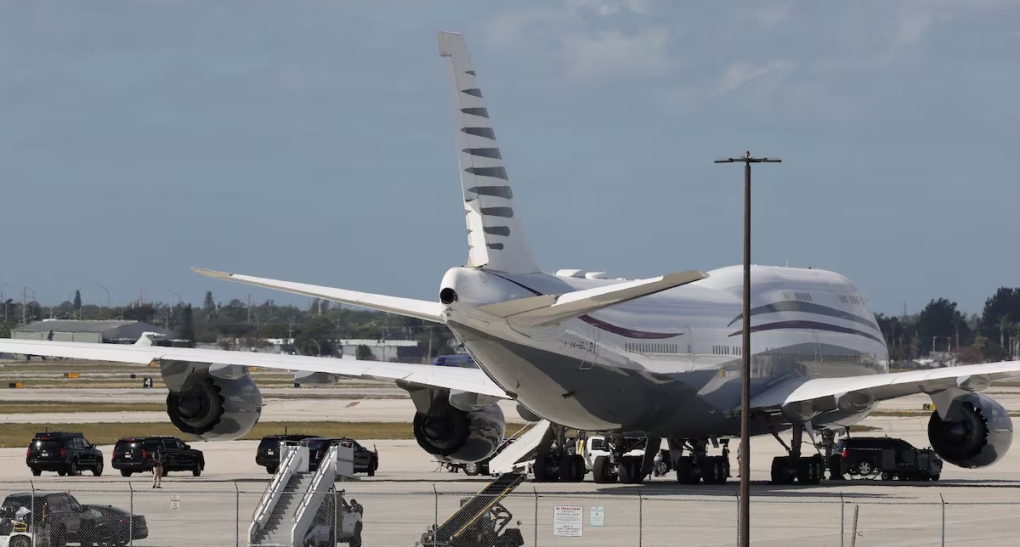 Chiếc Boeing 747-8, từng được chính phủ Qatar sử dụng, tại sân bay Palm Beach ngày 15/2. Ảnh: Reuters