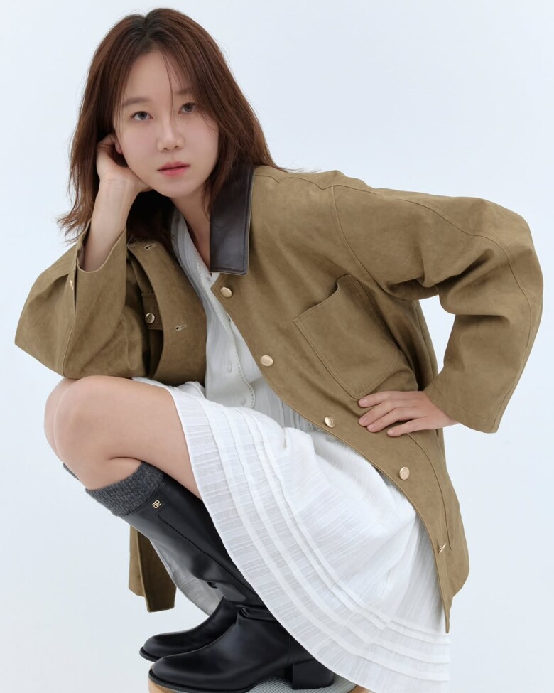 Trang phục của nữ diễn viên thường đơn giản, dễ phối 