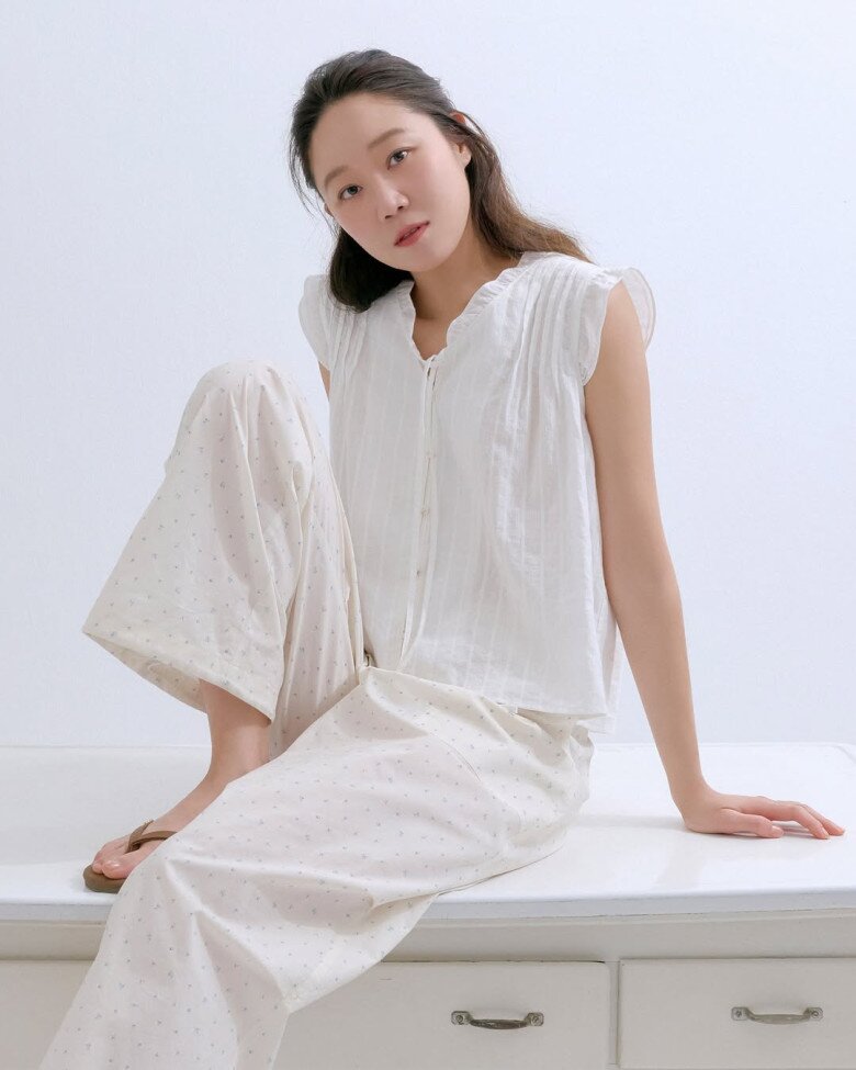 Không chỉ trẻ trung, nữ diễn viên vẫn có dấu ấn riêng với kiểu trang phục đơn giản, phóng khoáng