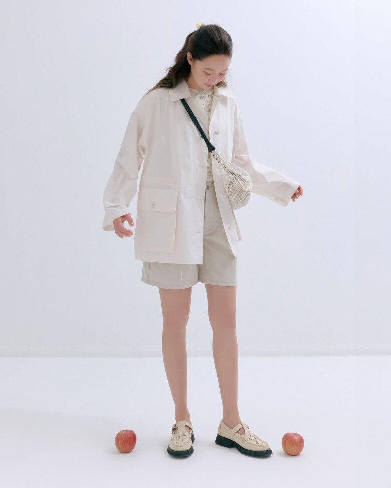 Trang phục của Gong Hyo Jin trong những bức ảnh này rất đơn giản, vận dụng các kiểu đồ oversized và chất liệu nhẹ nhàng thoải mái