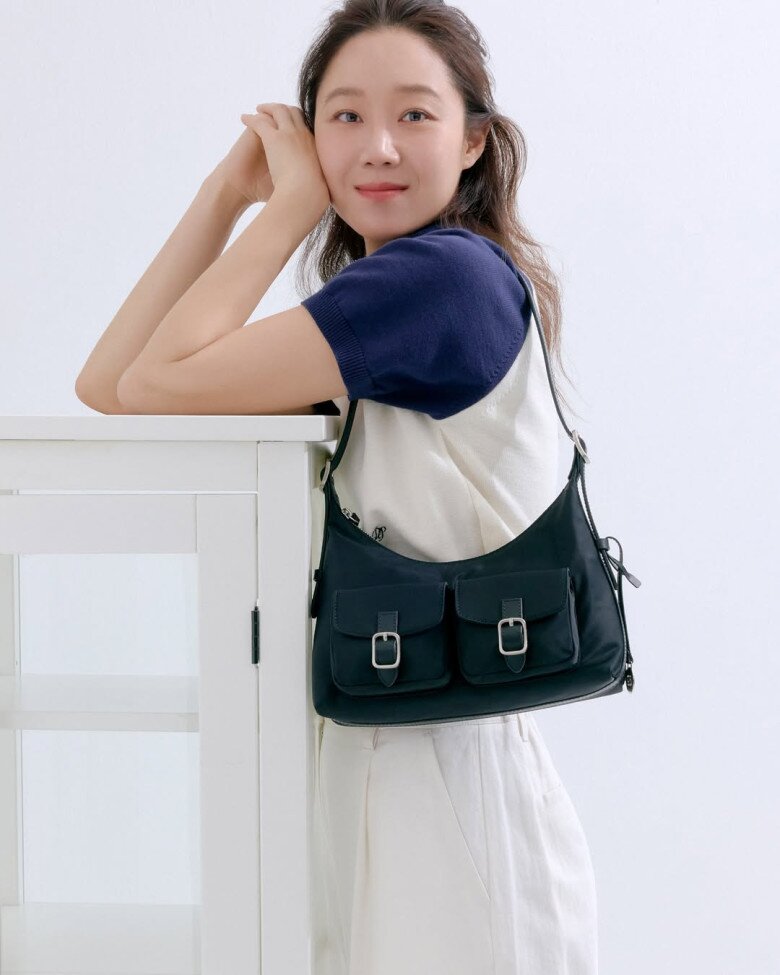 Kết hợp với phụ kiện để tạo điểm nhấn cho những kiểu đồ thoải mái chính là bí quyết để lên đồ casual thật chất 