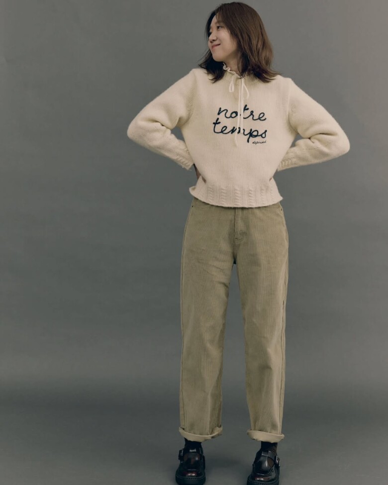 Phong cách mùa đông ấm áp với sweater chữ thêu và quần nhung tăm, Gong Hyo Jin vẫn giữ vẻ tinh nghịch, trẻ trung dù diện tone màu trung tính.