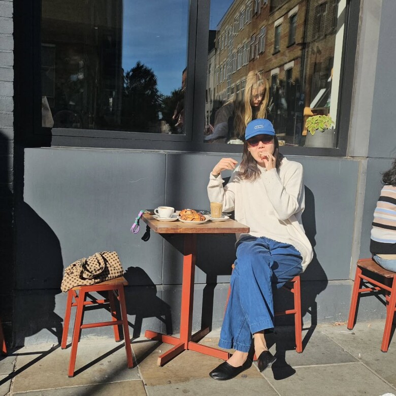 Giản dị nhưng vẫn thu hút, Gong Hyo Jin thư giãn tại một quán cà phê với áo len oversized và quần jeans ống rộng – set đồ hoàn hảo cho ngày cuối tuần.