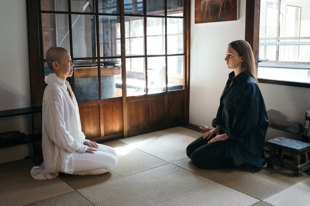 Ngồi trên sàn giúp giảm thiểu nguy cơ đau lưng. (Ảnh minh họa).