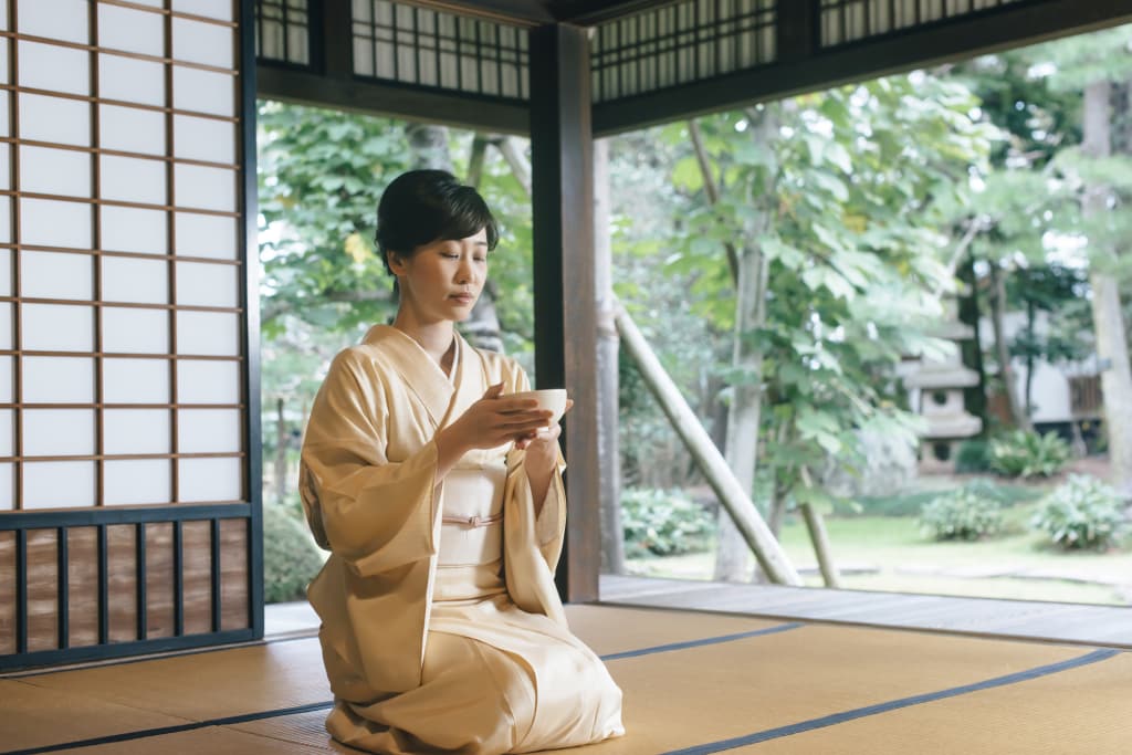  Việc ngồi sàn khi ăn và đứng dậy nhiều lần góp phần kéo dài tuổi thọ. (Ảnh minh họa).