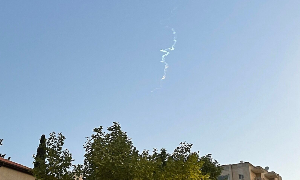 Vệt khói tên lửa trên bầu trời Jerusalem hôm nay. Ảnh: Times of Israel