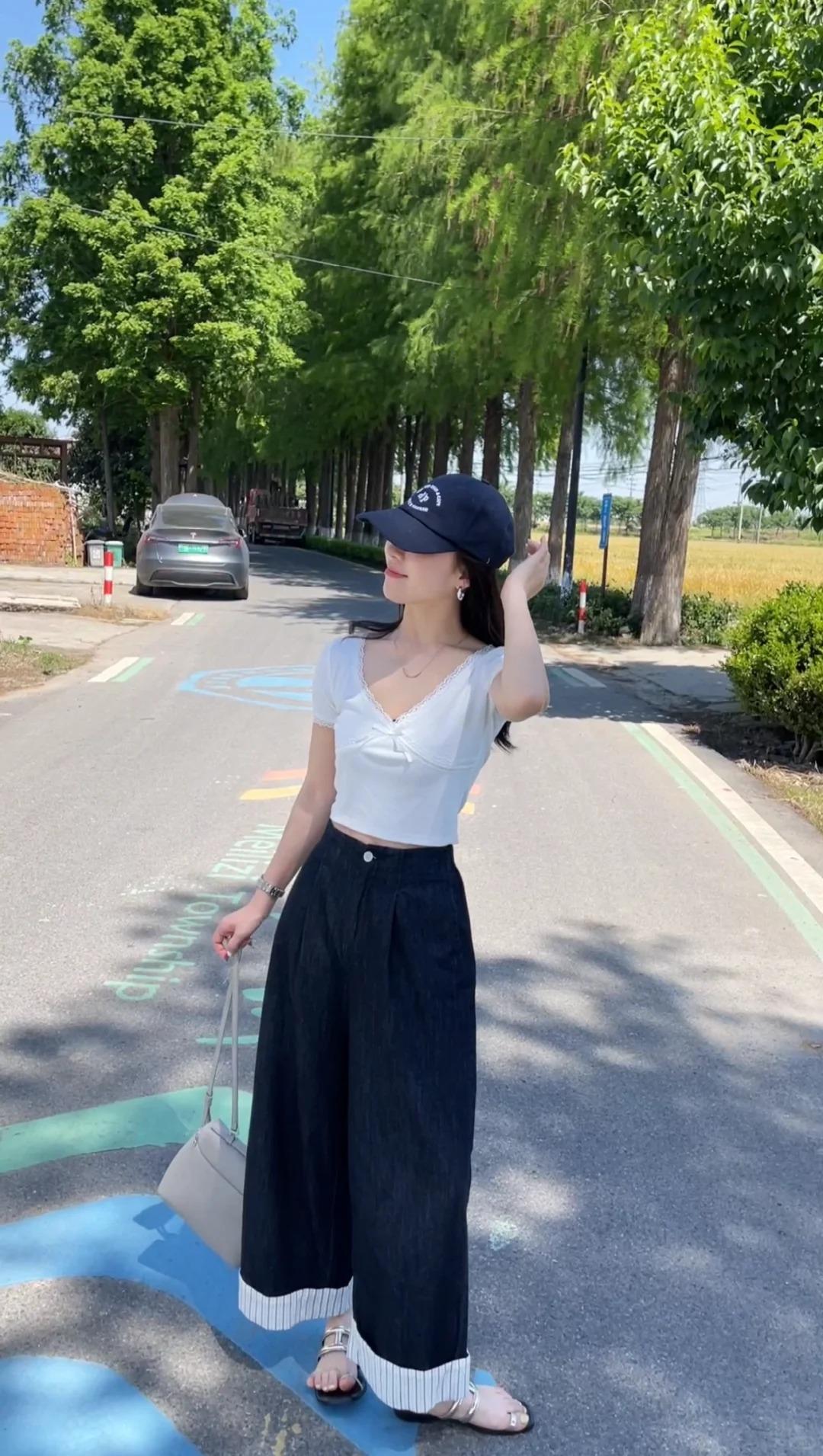 Sandals là sự lựa chọn được nhiều chị em ưng ý lựa chọn khi mix cùng quần jeans.