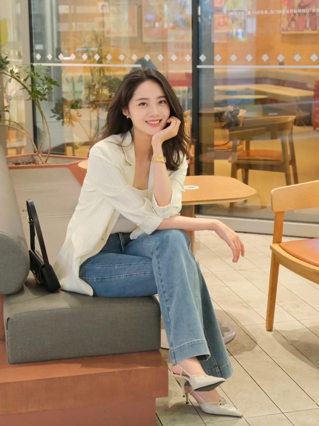 Kitten heels khi kết hợp cùng jeans xắn gấu mang đến cảm giác nhẹ nhàng nhưng vẫn kiêu kỳ.