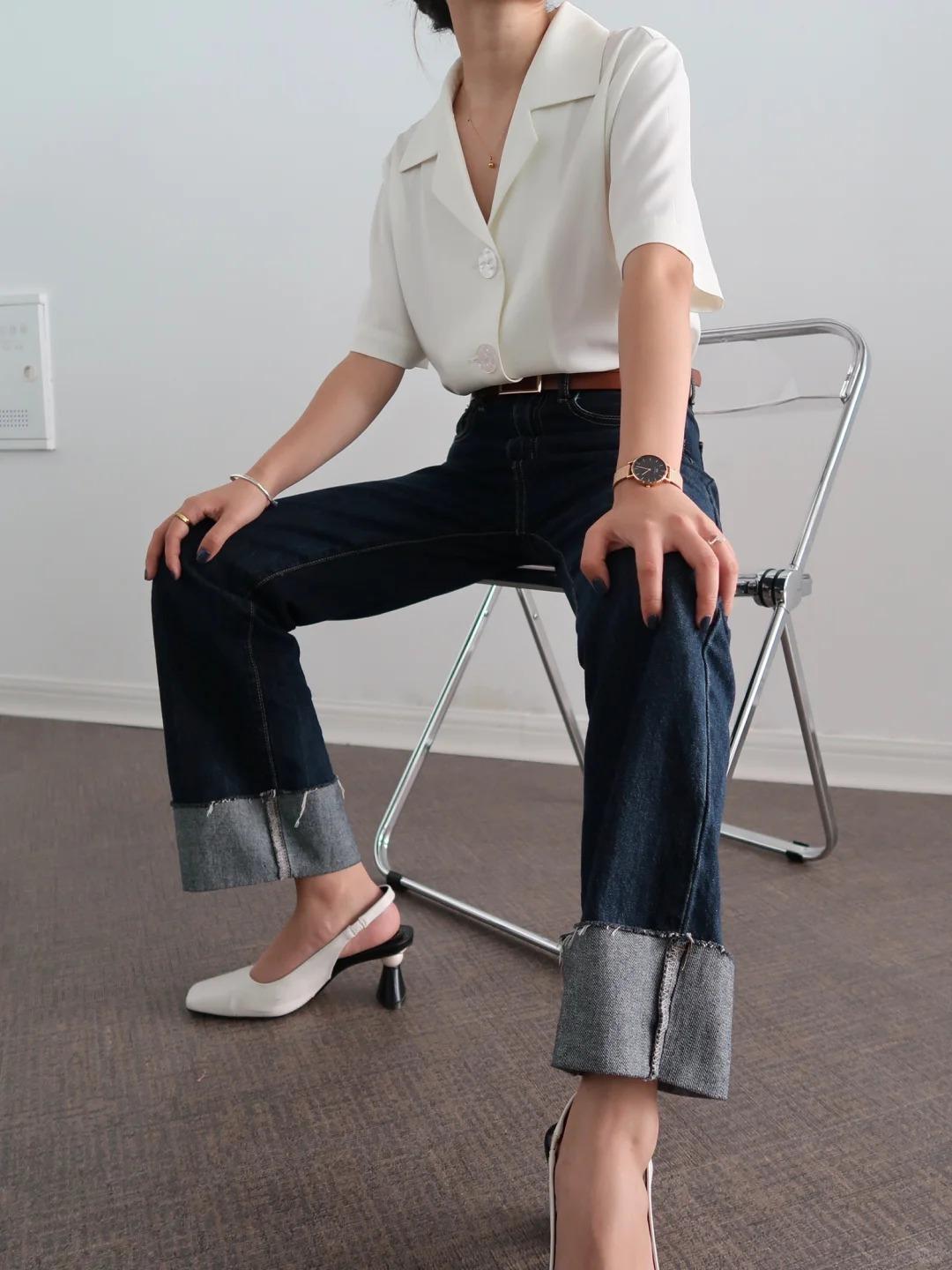 Outfit quần jeans xắn gấu cực kỳ phù hợp khi mix cùng giày Kitten heels.