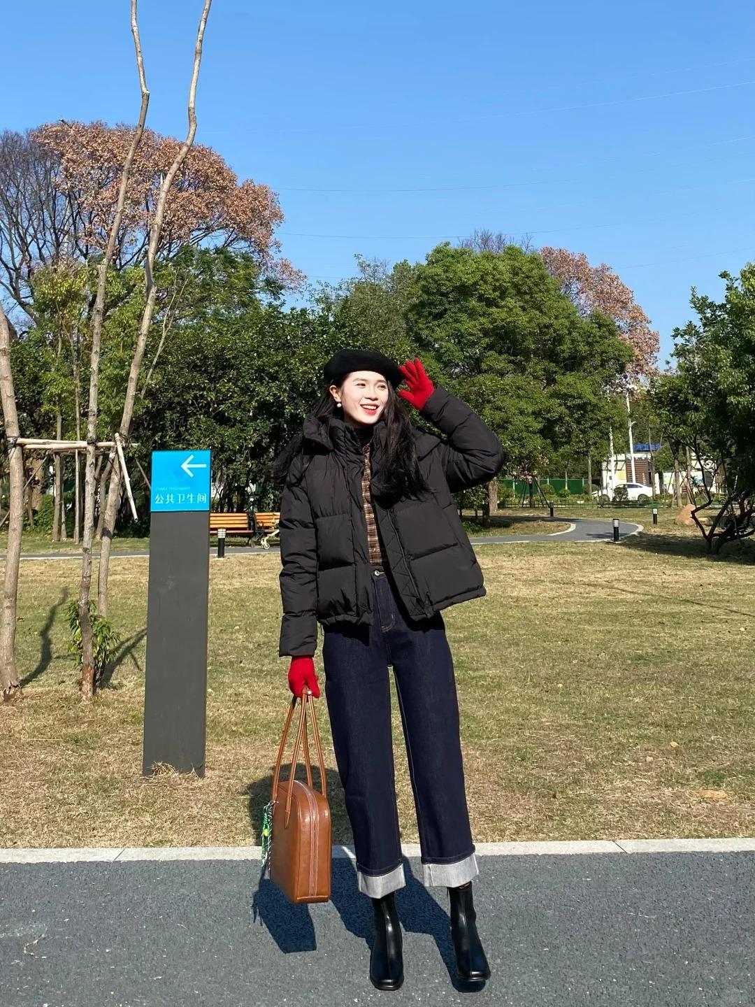 Nhiều chị em yêu thích việc phối quần jeans xắn gấu cùng giày boots.