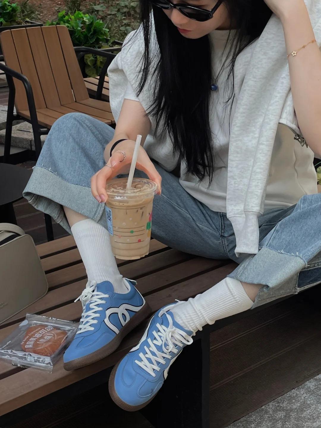 Sneaker da lộn khi phối cùng quần jeans xắn gấu phù hợp cho những nàng yêu thích phong cách thể thao.