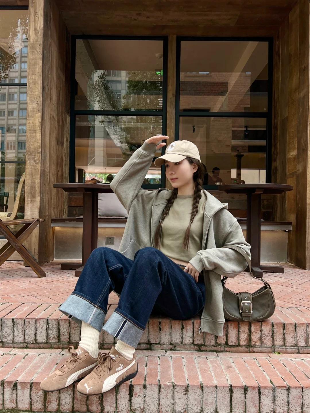 Quần jeans xắn gấu mix cùng sneaker da lộn giúp nàng tự tin thể hiện màu sắc cá nhân.