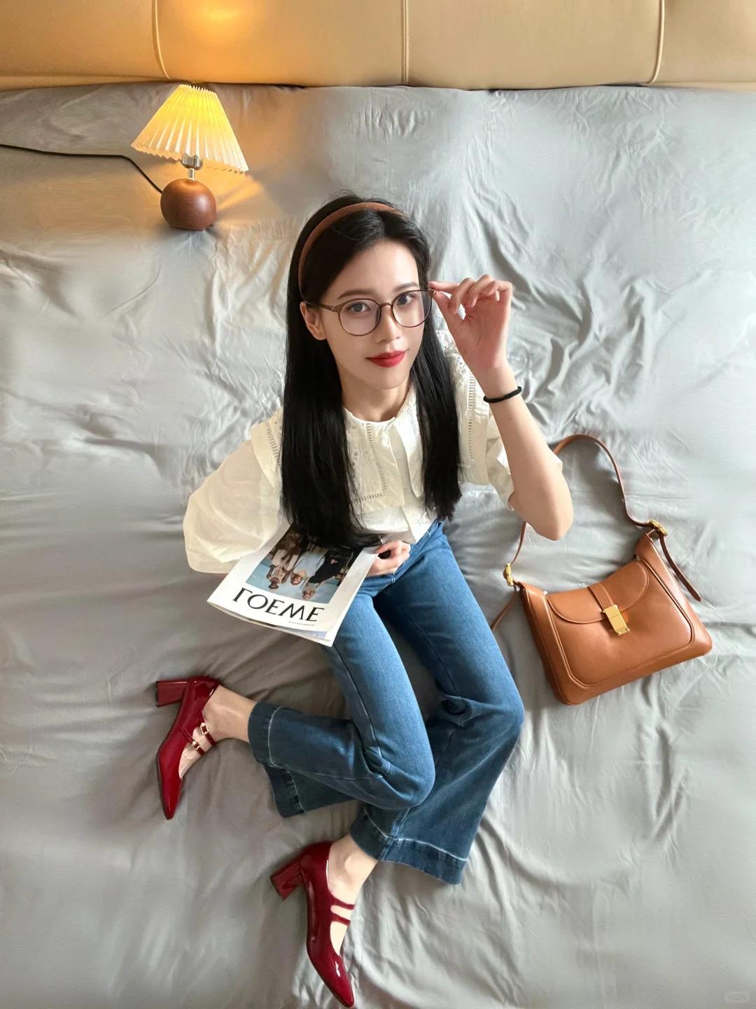 Giày cao gót - một item cực kỳ cổ điển khi phối cùng quần jeans.