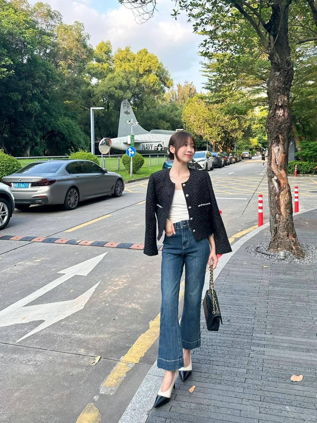 Giày cao gót mũi nhọn phối cùng quần jeans xắn gấu là sự kết hợp cực kỳ ăn ý.