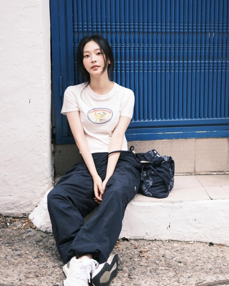 Tất cả góp phần tạo nên hình ảnh một Choi Hee Jin gần gũi, thời trang mà vẫn đậm chất riêng.