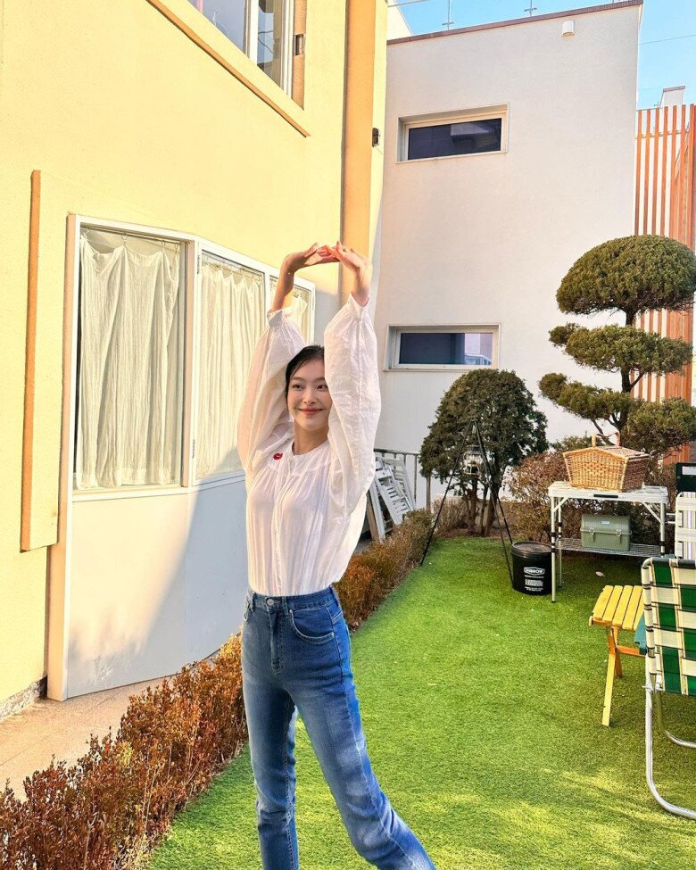 Cô nàng cũng ưa thích các item quần ống suông, ống bó kết hợp với các mẫu áo đơn giản vừa trẻ trung vừa khoe khéo vòng eo