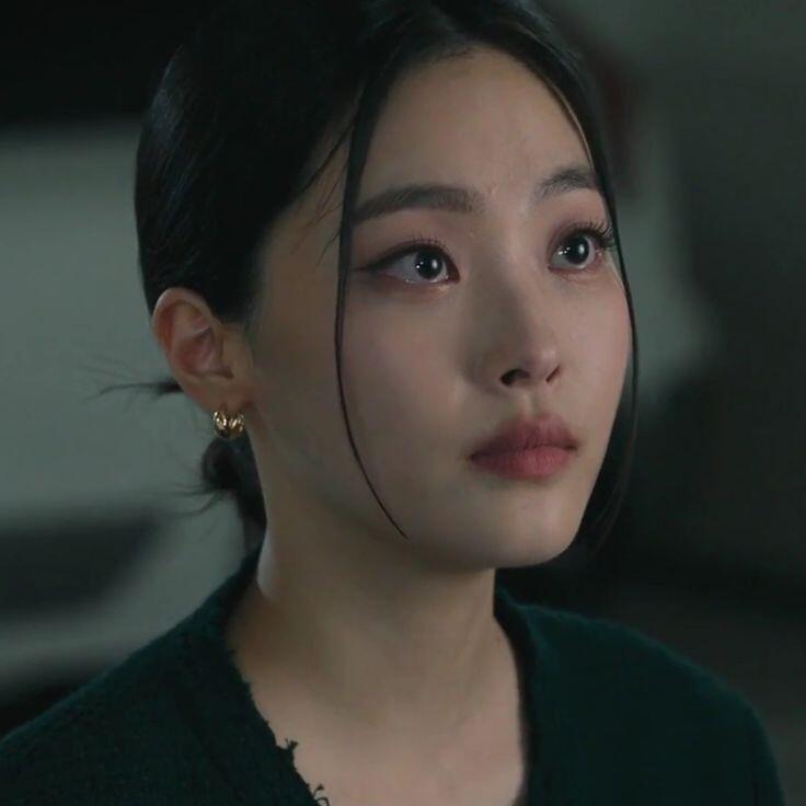 Có thể nói đôi mắt mèo lạnh lùng chính là điểm nhấn ấn tượng nhất của nữ diễn viên sinh năm 1996 để khớp vai cực ngọt những vai diễn sang chảnh