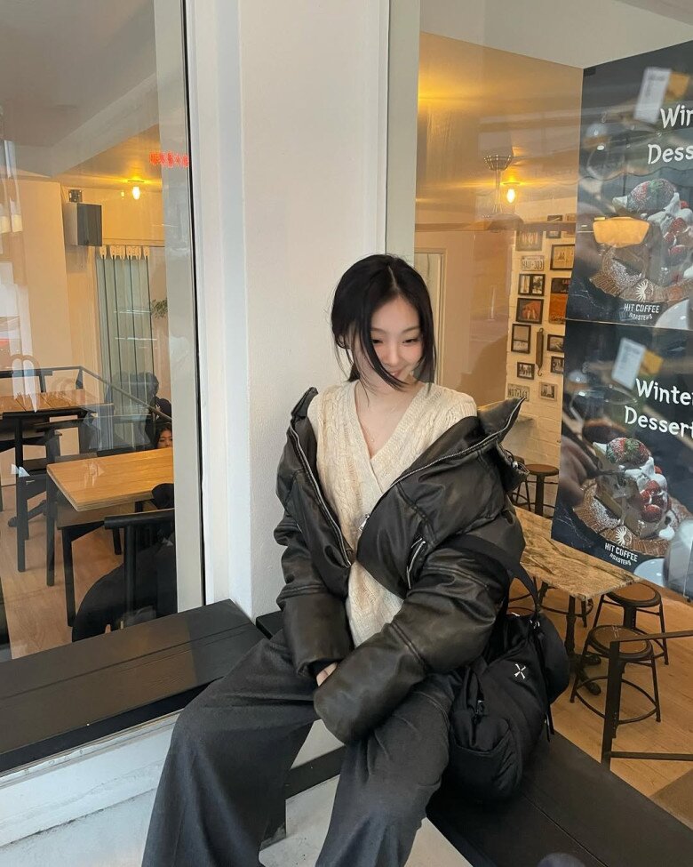 Trong loạt ảnh đời thường, Choi Hee Jin thường xuyên xuất hiện với những trang phục mang gam màu trung tính như trắng, đen, xám hoặc xanh navy.