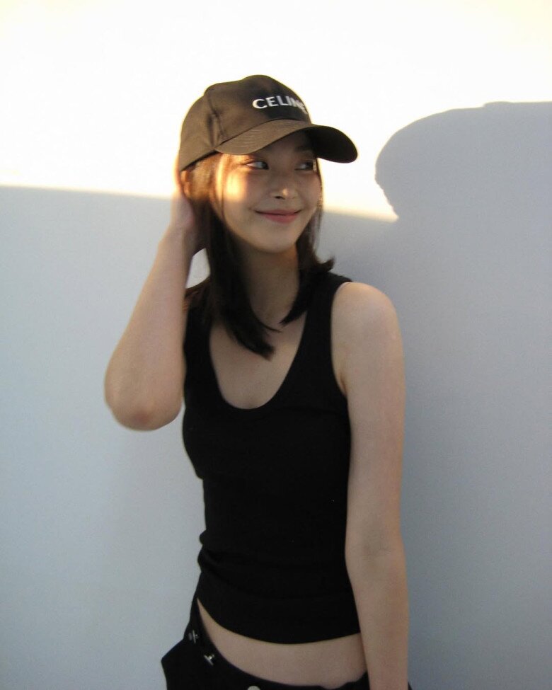 Những tông màu này không chỉ giúp cô dễ dàng phối đồ mà còn thể hiện gu thẩm mỹ tinh tế, hiện đại và không bị lỗi thời.