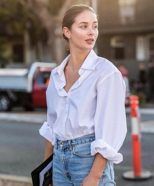 Khi mặc sơ mi tay dài, xắn tay áo lên giúp bạn thoải mái hơn trong mọi cử động. Tuy nhiên, nếu bạn xắn tay áo một cách đại đại, phong thái của bạn sẽ bị ảnh hưởng với sự lộn xộn và nhàu nát ở phần khủy tay. Hơn nữa, tay áo không được cố định cẩn thận sẽ tiếp tục trượt xuống, trở lại vị trí ban đầu.