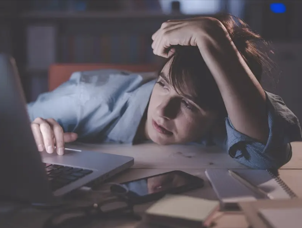 Nhiều nhân viên ngân hàng Robert W. Baird ở Mỹ vẫn bị sa thải dù làm 20 tiếng mỗi ngày. Ảnh minh họa: ShutterStock