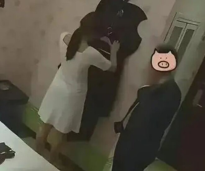 Anh Vương và vợ ở xa nhau vì anh phải đi làm xa nhà.