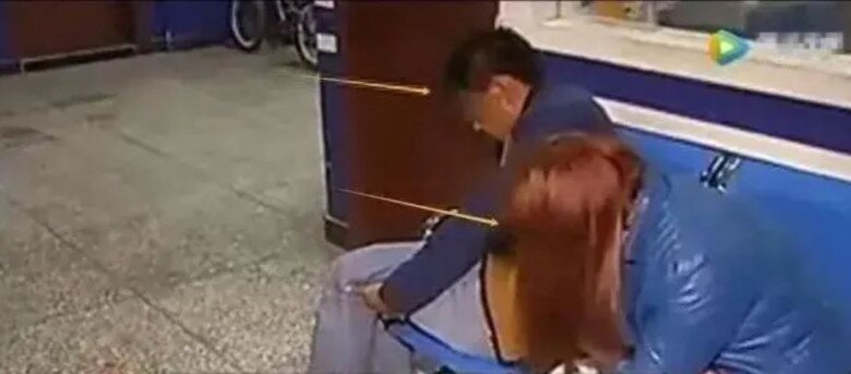 Tiểu Vương đã ném gạt tàn thuốc trúng đầu Tiểu Lý.