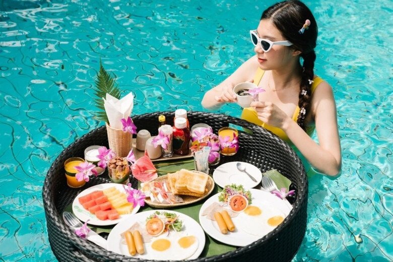 Ăn uống quá nhiều sau bơi có thể khiến bạn tăng cân thay vì giảm.