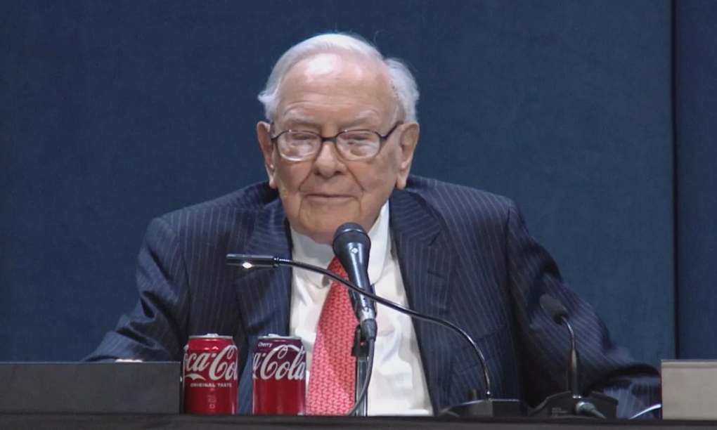 Warren Buffet tại phiên họp cổ đông của Berkshire Hathaway ở Omaha, Nebraska ngày 3/5. Ảnh: CNBC