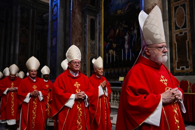 Các hồng y trong thánh lễ tại Vương cung Thánh đường Thánh Peter ở Vatican ngày 2/5. Ảnh: AFP