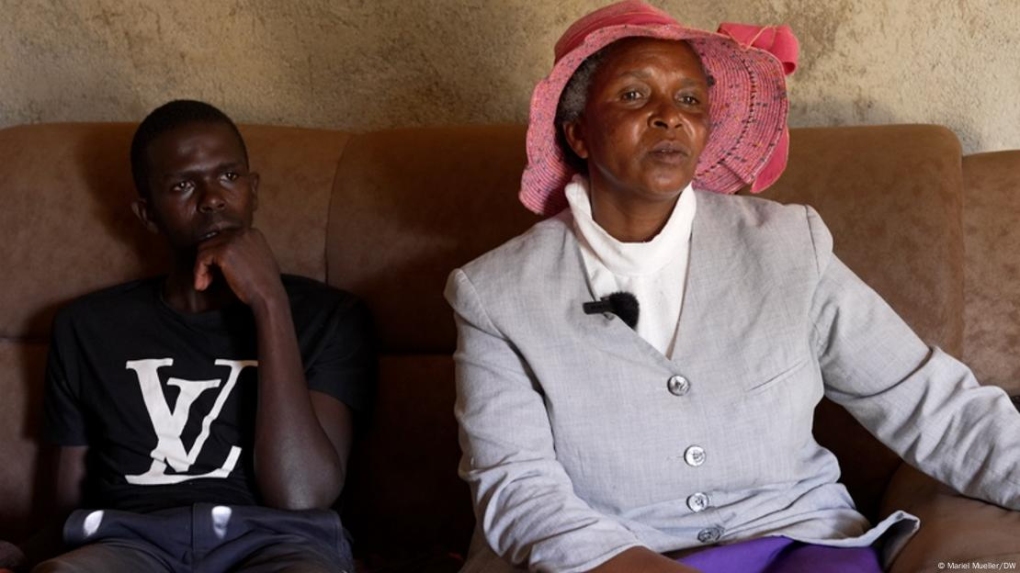 Amon Kipruto Mely và mẹ Leah Metto tại nhà riêng ở ngôi làng phía tây Kenya. Ảnh: DW