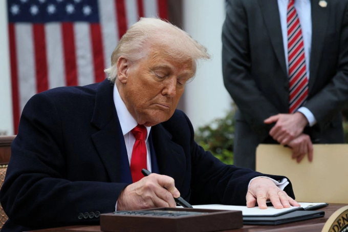 Tổng thống Mỹ ký sắc lệnh áp thuế đối ứng với các dối tác thương mại tại Nhà Trắng, ngày 2/4. Ảnh: Reuters